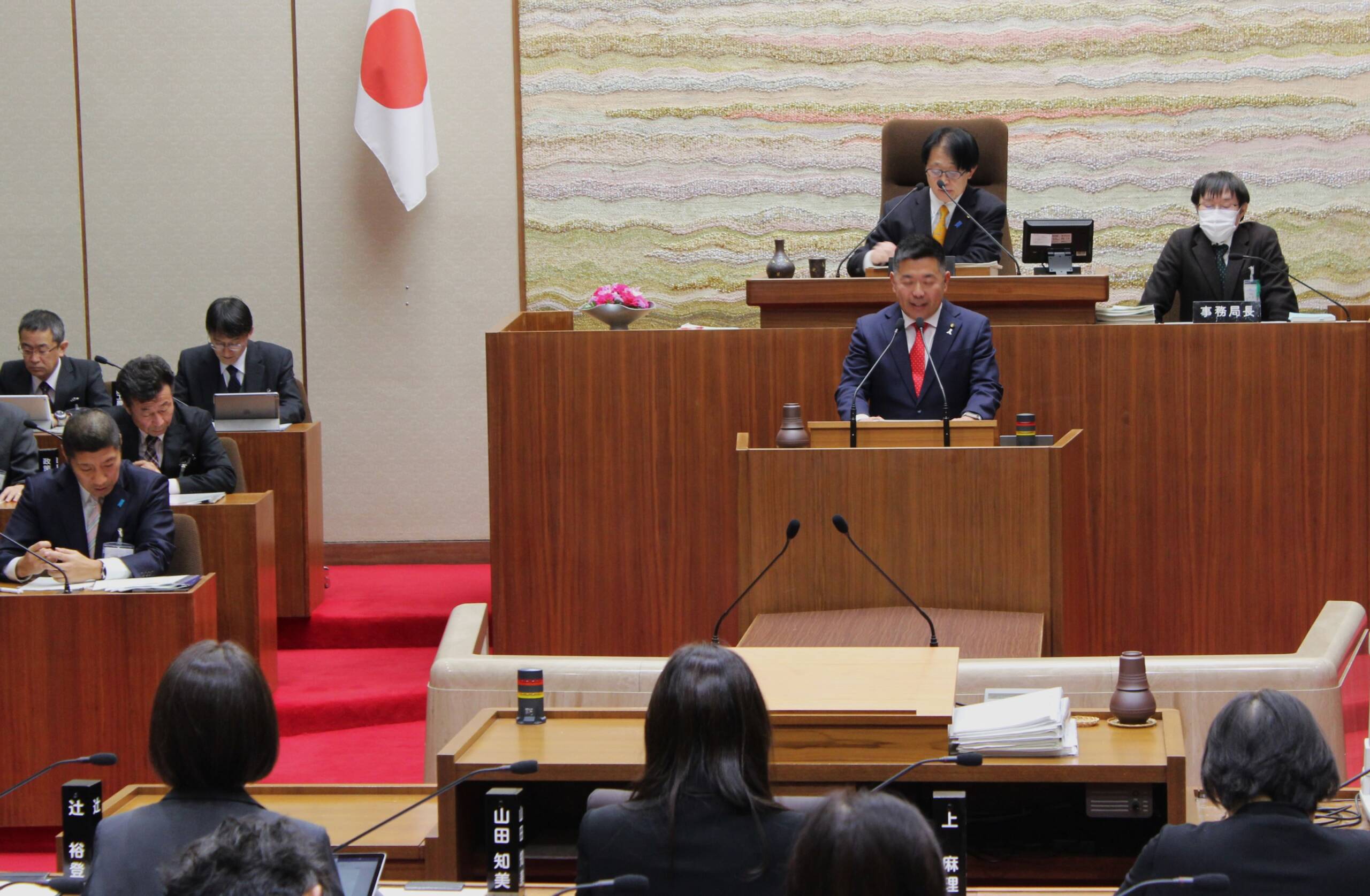 当初予算案などに質問、四日市市議会で各派から代表質問