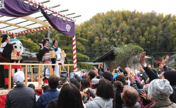 四日市の垂坂山観音寺で節分会の豆まき、市長や役者さんも舞台に立ち、福を呼ぶ