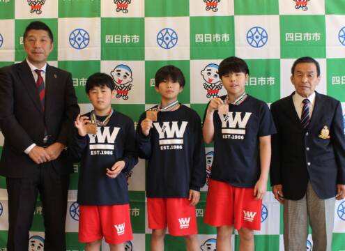 全国大会3位を市長に報告、四日市ジュニアレスリングクラブの小学生3人