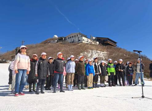 御在所岳山上で校歌をうたう、四日市市立神前小学校の5年生