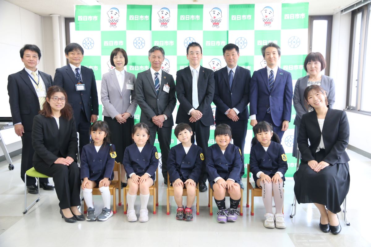 61年目の「黄色いワッペン」　新1年生へ贈呈　保険会社ら4社