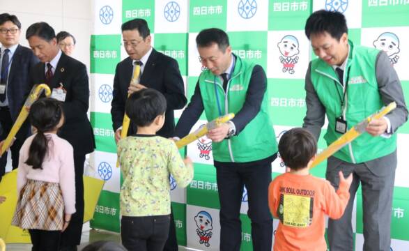 JAみえきたが交通安全傘を贈呈　新入学児童へ「安全に通学を」　