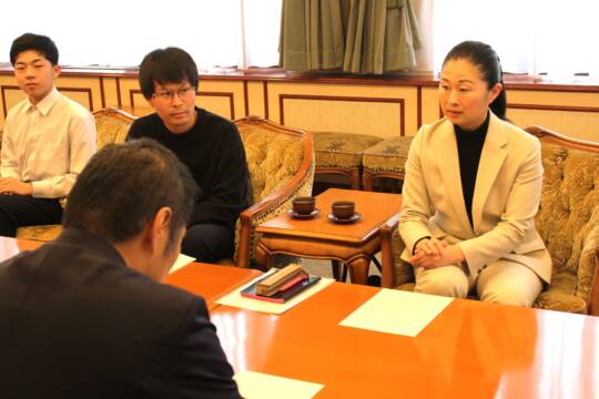 新図書館の建設早く、市民グループが四日市市長に提言、市議会各派にも文書配る