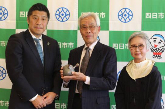 市無形文化財の技術による萬古焼の急須、清水醉月さんが四日市市へ寄贈