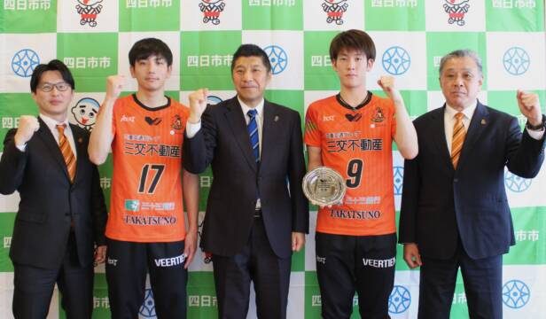 西地区優勝を報告、ヴィアティン三重バレーボールの選手ら、リーグ優勝かけ6日に試合