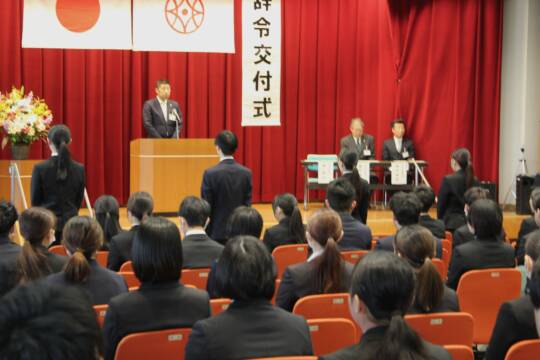 新規採用職員に仕事への責任感など求める、森智広市長が辞令交付式で訓示