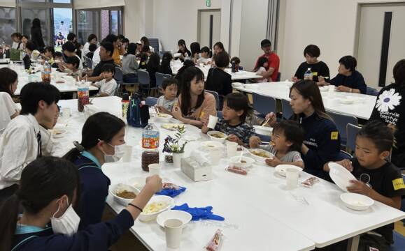 大勢の食卓にぎやか、老人ホームで「こども食堂」を初開催
