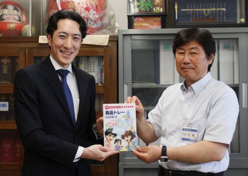 身近な食品トレーから環境に関心を、一号舘が桑名市の小学校に図書を寄贈