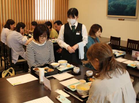 今年もおいしい、学生レストラン開店、四日市のユマニテク調理製菓専門学校