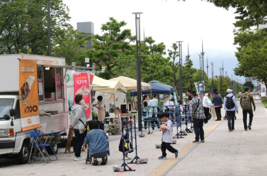テントブースやキッチンカー並ぶ、四日市の中央通りで「ニワミチ」開催