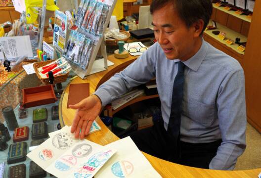 万博スタンプラリー 今と昔 「自分の手で押す行為が楽しい」　形に残る思い出づくりの魅力