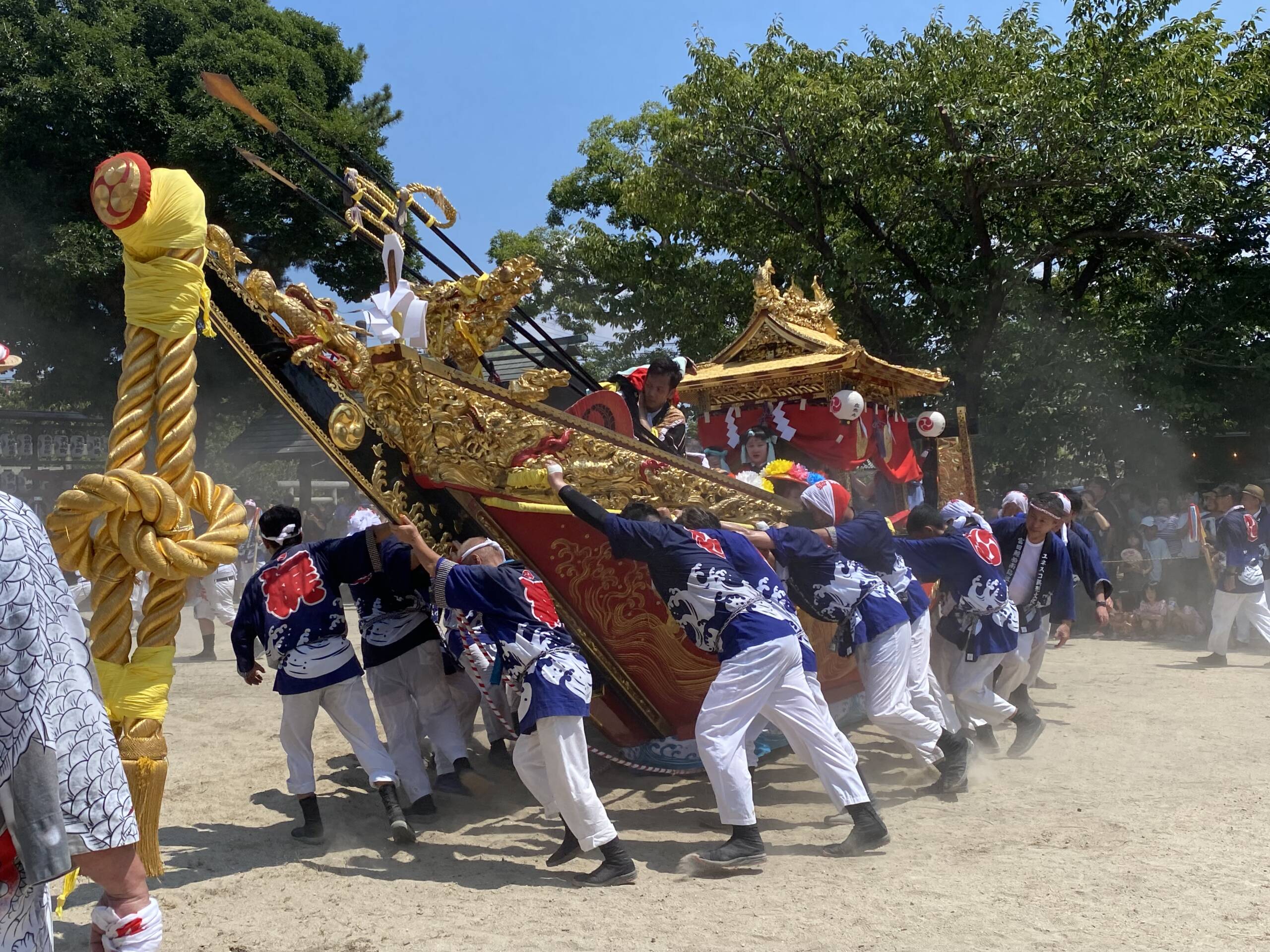 鯨船鳥出神社