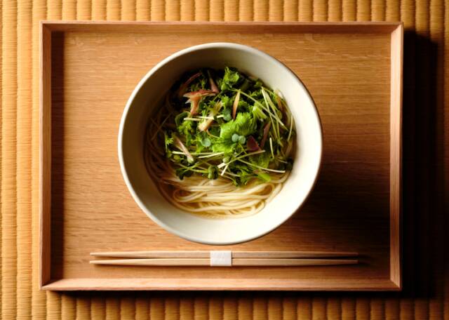 わさび菜やみょうが、カイワレ大根などをトッピングした斎麺
