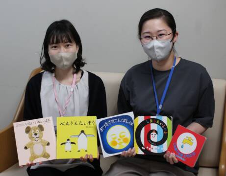 四日市市が「はじめまして絵本事業」を開始、5冊の中から選べる1冊