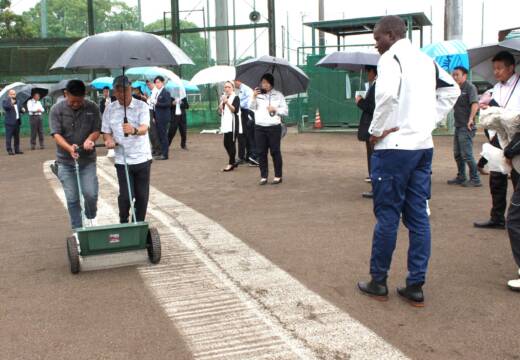 グラウンドの温度上昇抑える実験、四日市の海星高校で大阪の会社ら