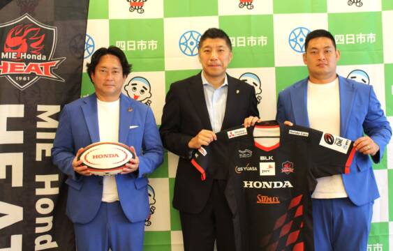 来季へ決意「いい試合届ける」、三重ホンダヒートが四日市市長を表敬