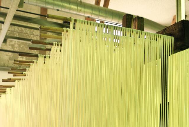 製麺所で干されている麺