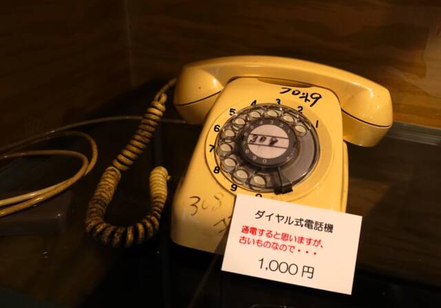 クリーム色のダイヤル式電話