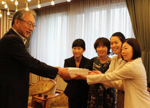 オーガニック給食推進など求め、「かなえる会」が4700人余の署名を四日市市に提出