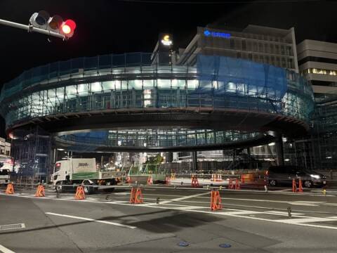 臨時の道路標示「赤い線」は変更、点字ブロックも改善、円形デッキ周辺、完成時は照明効果