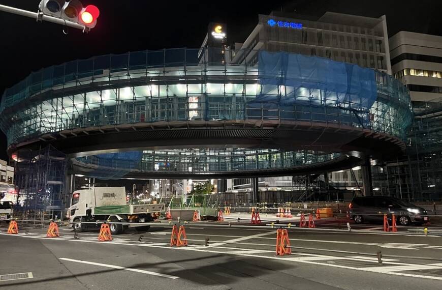 臨時の道路標示「赤い線」は変更、点字ブロックも改善、円形デッキ周辺、完成時は照明効果