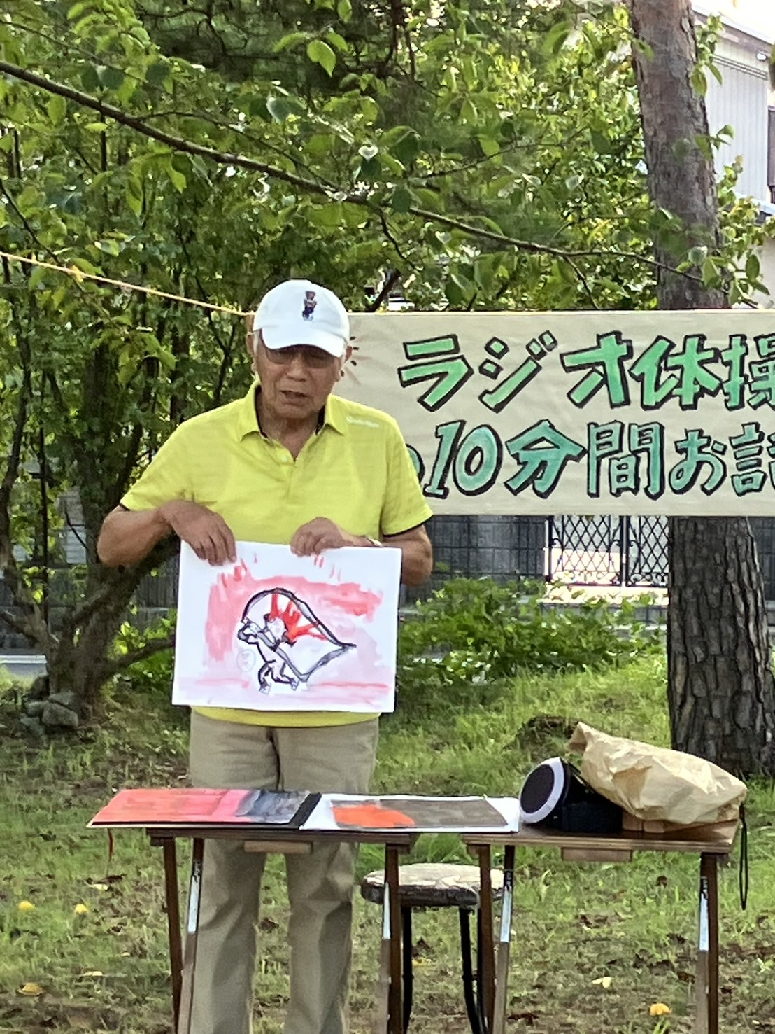 布団を被って逃げる絵を説明する山本さん