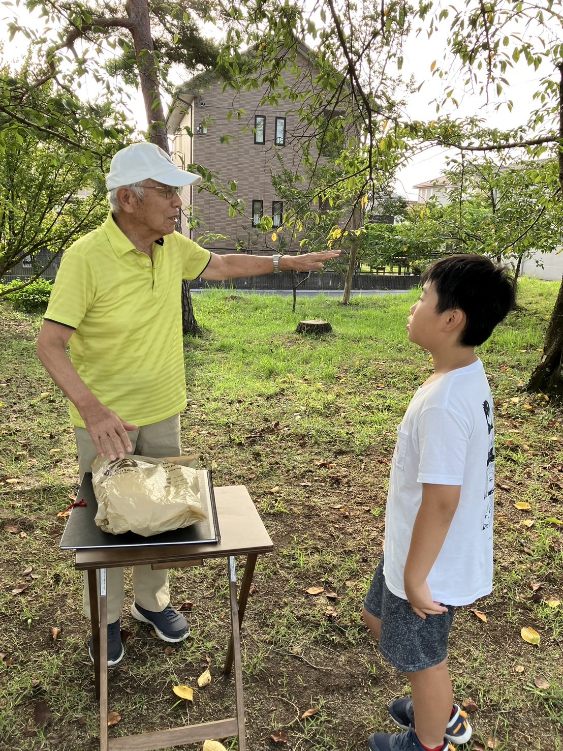 山本さんの話を聞く矢田さん