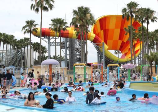 ジャンボ海水プール営業開始、ナガシマスパーランドは夏本番