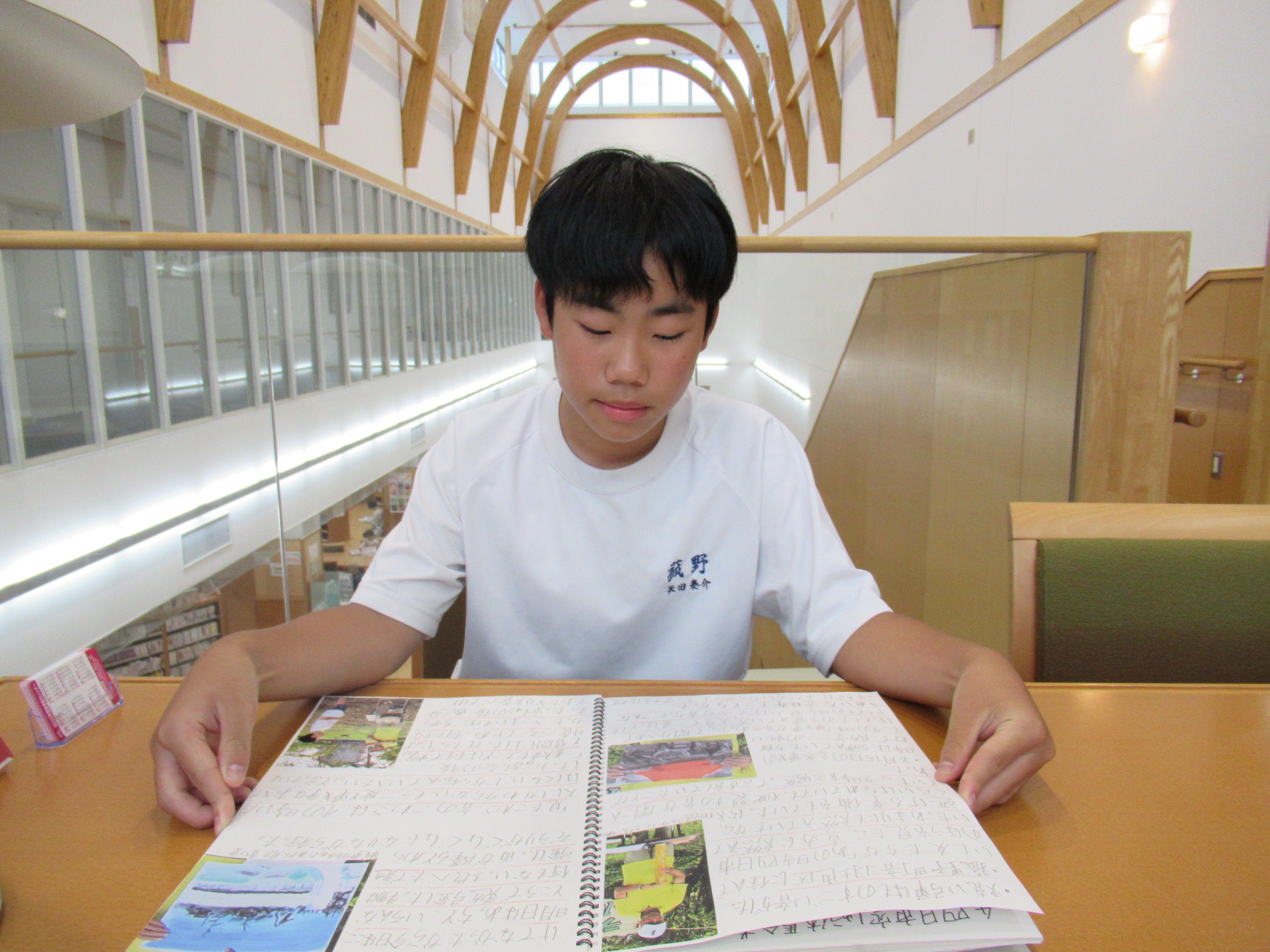 自由研究作品を見る矢田さん