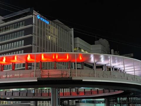 円形デッキの照明を試験点灯、夜の約1時間、近鉄四日市駅前で多くの人が見上げる