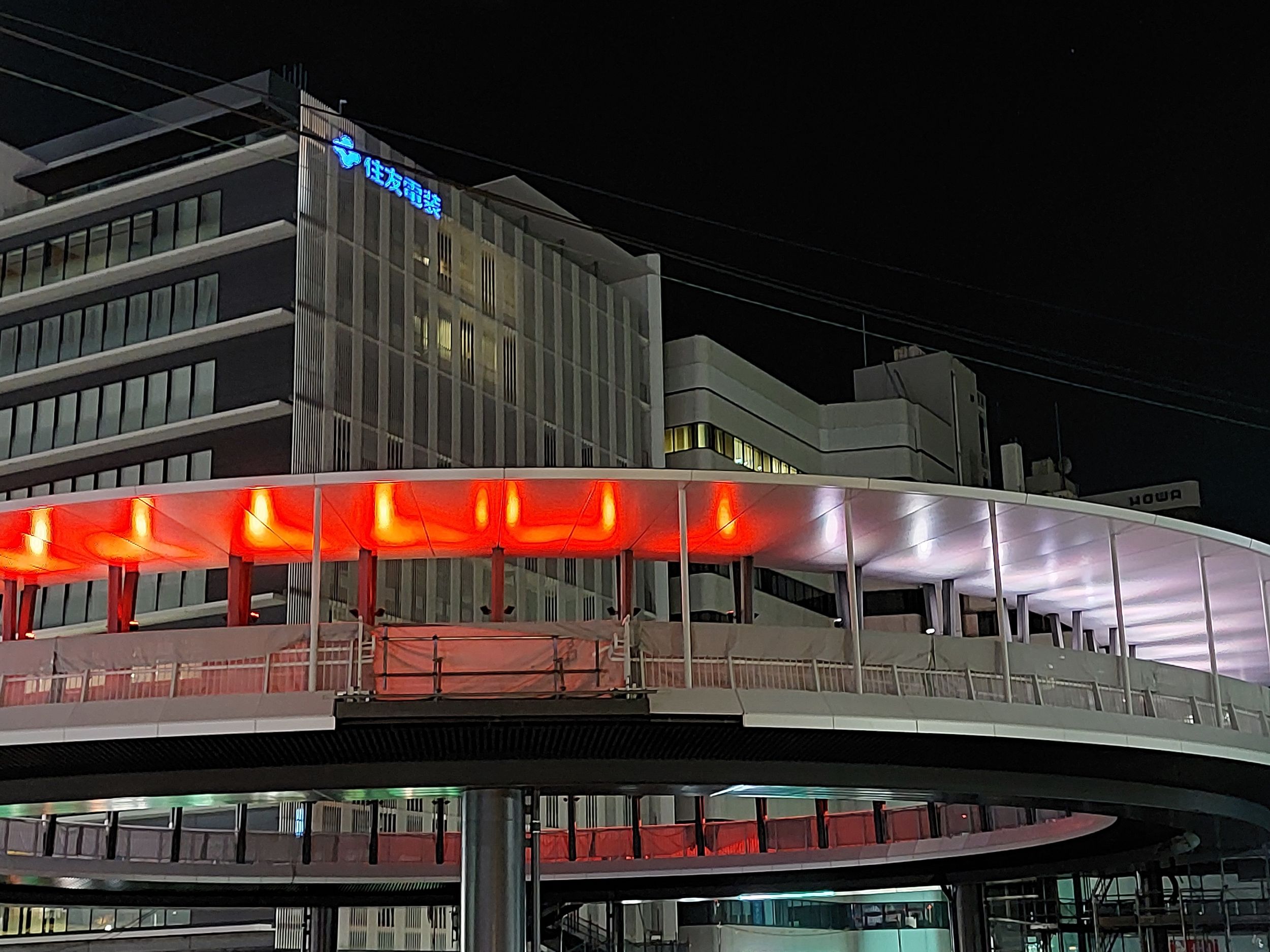 円形デッキの照明を試験点灯、夜の約1時間、近鉄四日市駅前で多くの人が見上げる