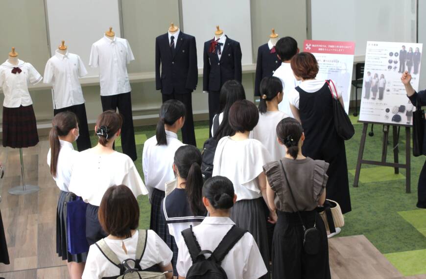 四日市の暁高校（3年制）が制服のリニューアルを発表、親子説明会で公開