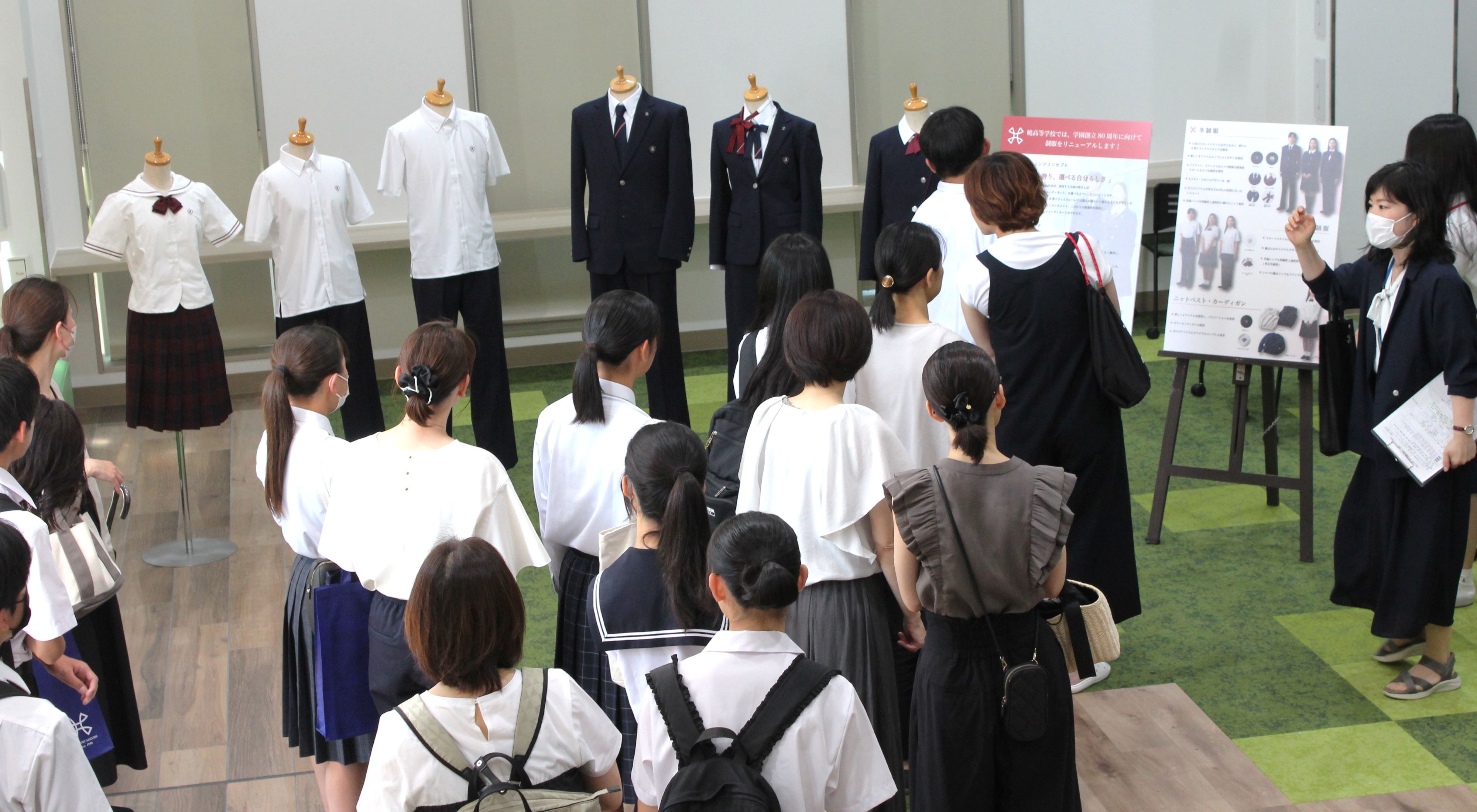 四日市の暁高校（3年制）が制服のリニューアルを発表、親子説明会で公開