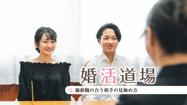 男女が並んで机に座っている　手前に相談員