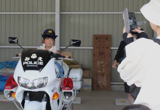 鑑識を体験、パトカー・白バイにも乗車、四日市北署を子どもたちが訪問