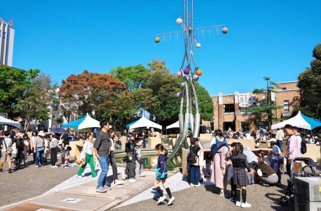 諏訪公園で開かれた昨年の「こども四日市」の様子。たくさんの子どもたちや親子でにぎわっている。