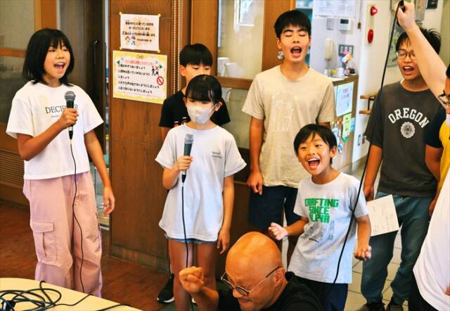 すわ公園交流館ホールで「こども四日市」ドキュメンタリー映画の主題歌レコーディングに臨む子どもたち