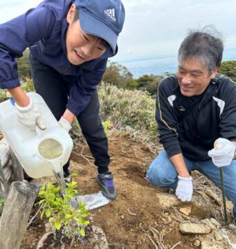 三重県の御在所岳で植樹体験、38人参加、ミズナラ、アセビなど100本植える