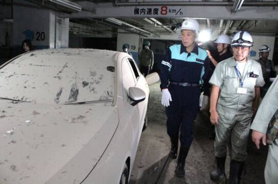 車の被害間近に「言葉ない」、森智広四日市市長が「くすの木パーキング」を視察