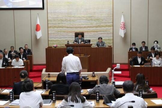 新大学関連予算は追加上程へ、議会運営委員会の空気一転、本会議では6人が一般質問