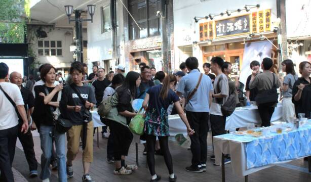 「四日市商店街ビアガーデン」初開催にぎわう、大雨被災チャリティーイベントに、28日も