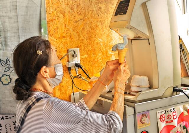 少し固めのクリームを独特の盛り方でコーンに載せる服部さんのソフトクリーム作りの様子