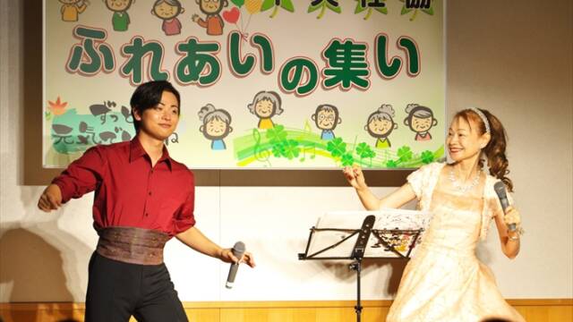 四日市市本町で開かれた里帰りコンサートで、親子共演のステージに立つ歌手の可愛アンリさん（右）と舞台俳優の山本航大さん