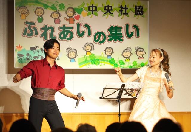 四日市市本町で開かれた里帰りコンサートで、親子共演のステージに立つ歌手の可愛アンリさん(右)と舞台俳優の山本航大さん