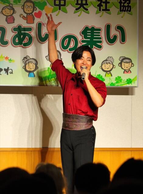 四日市市の里帰りコンサートで、「陽ざしの中へ」をロングトーンで力強く歌い上げる舞台俳優の山本航大さん
