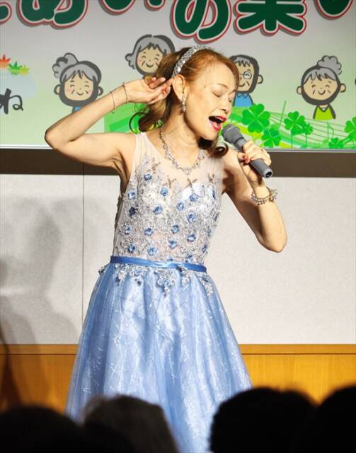 四日市市の里帰りコンサートで、ディズニー映画「アナと雪の女王」の主題歌「Let it go〜ありのままで〜」を熱唱する可愛アンリさん