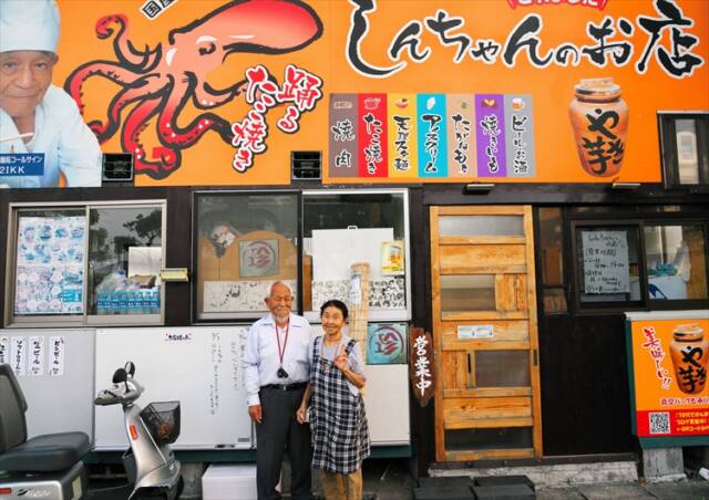 中古コンテナを改装した「しんちゃんのお店」前で並ぶ店主の新井さん(しんちゃん)と服部さん