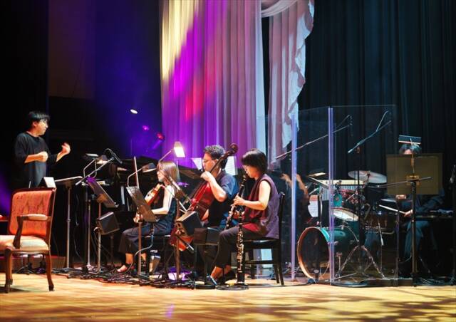 音楽監督の柴田祥さんの指揮で演奏する5人のアンサンブル。ピアノ、弦、管、打楽器が舞台を支えている。