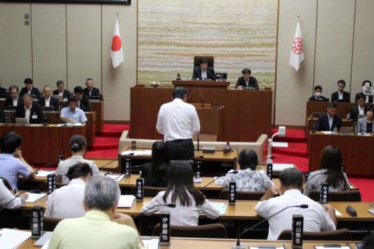 小中学校にウォータークーラーを、学校給食無償化を、四日市市議会で一般質問始まる
