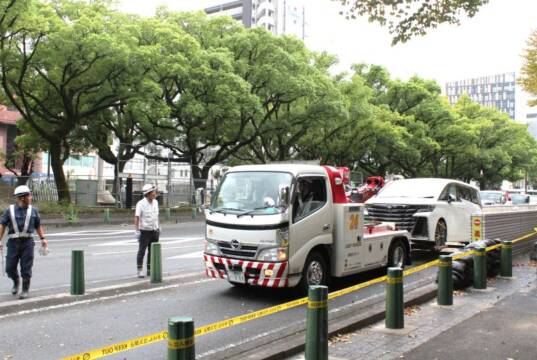 被害車両の搬出作業始まる、四日市・くすの木パーキング、レッカー車で順に地上へ